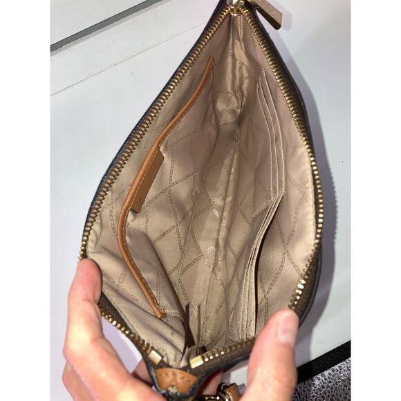 MICHAEL KORS LARGE BROWN, TAN SIGNATURE PRINT WRISTLET - Picture 9 of 11